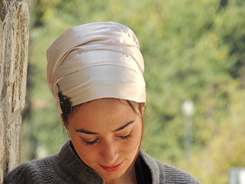 Dizajn Sarah Attali Tichel koji u potpunosti pokriva kosu, ljupki ispruženi Snoods, turban s biserom jedne veličine
