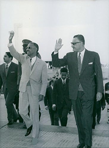 Vintage fotografija dvojice predsjednika, pozdravljajući gomilu koja je došla upoznati predsjednika Ould Daddah na aerodromu