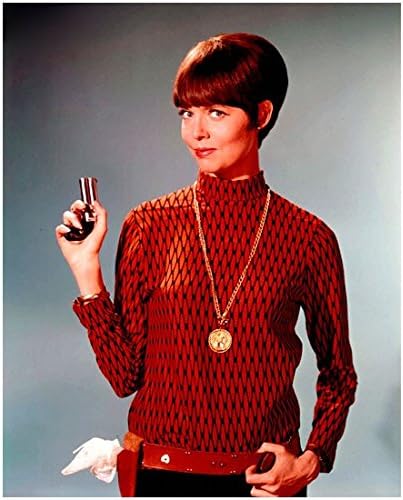 Nabavite pametnu Barbara Feldon kao agent 99 drži pištolj 8 x 10 inča fotografije