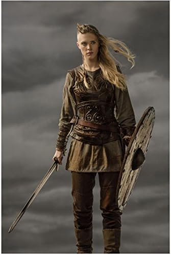 Vikings Gaia Weiss kao Porunn koji drži štit i mač pod tamnim nebom 8 x 10 fotografija
