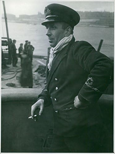 Vintage fotografija mornaričkog časnika koji je napravio puknuće dim.1942